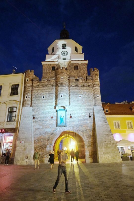 Oświetlenie Bramy Krakowskiej podczas Carnavalu Sztukmistrzów