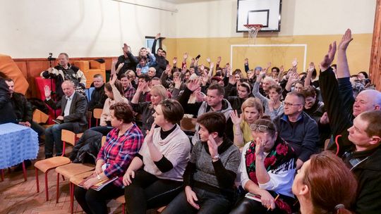 Stare Wierzchowiska - spotkanie z mieszkańcami w sprawie likwidacji szkoły 