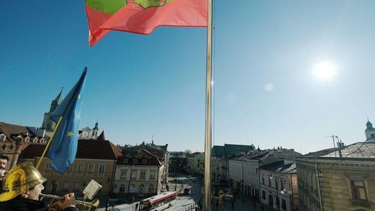 Romuald Lipko nie żyje. Flaga Miasta Lublin opuszczona do połowy masztu 