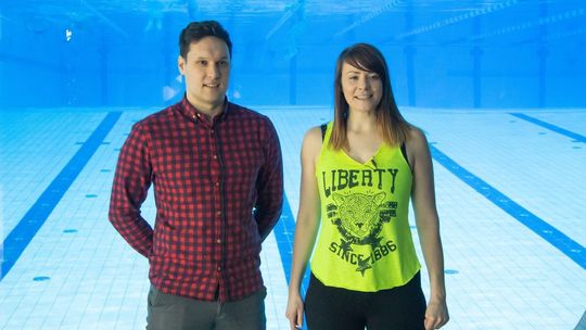 Sportowe Inspiracje: Jak poprawnie pływać delfinem, na plecach, żabką i kraulem