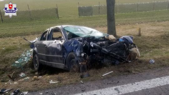 Zderzenie dwóch samochodów. Trzeci chcąc uniknąć wypadku uderzył w znak