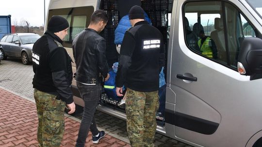 Nielegalni imigranci z Algierii zatrzymani na granicy polsko - ukraińskiej Nielegalni imigranci z Algierii zatrzymani na granicy polsko - ukraińskiej