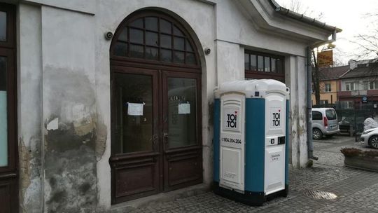 Szalet miejski w Lubartowie i zaskakujące ogłoszenie