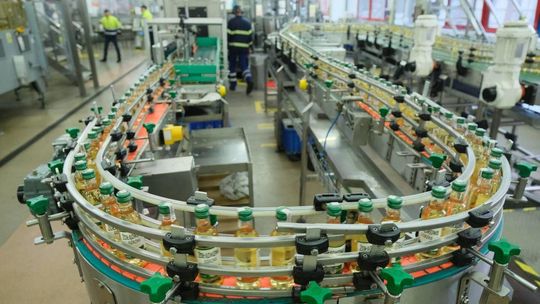 Lubelska fabryka Stock Polska: hala rozlewni wódki