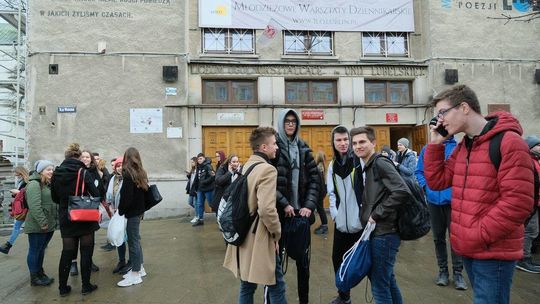Odwołane lekcje w lubelskich szkołach. Uczniowie Unii i Staszica opuszczają budynki szkół Odwołane lekcje w lubelskich szkołach. Uczniowie Unii i Staszica opuszczają budynki szkół