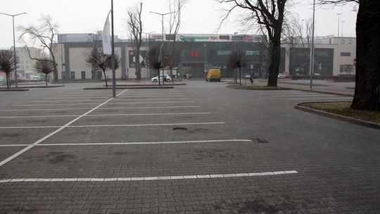 Pusty parking przed galerią handlową