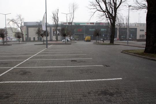 Pusty parking przed galerią handlową
