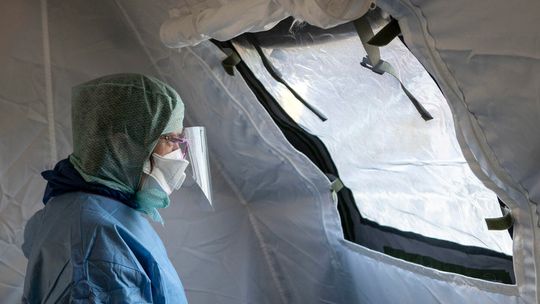 Namiot do segregacji pacjentów na SOR przy SPSK 4 w Lublinie