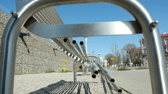 Zdewastowane ławki na skwerze im. Grażyny Chrostowskiej Zdewastowane ławki na skwerze im. Grażyny Chrostowskiej