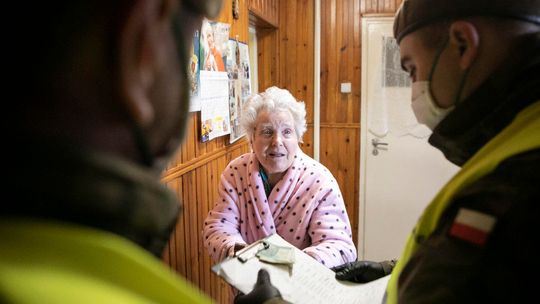 Żołnierze WOT pomagają seniorom w trakcie epidemii Żołnierze WOT pomagają seniorom w trakcie epidemii