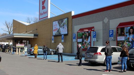 Kolejki przed puławskimi supermarketami