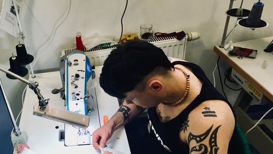 W Zakładzie Karnym w Opolu Lubelskim osadzeni szyją sprzęt ochronny dla medyków