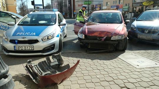 Kolejna stłuczka na skrzyżowaniu z wyłączoną sygnalizacją. Kolizja na wyjeździe z ul. Okopowej