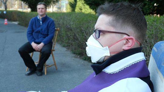 Spowiedź również dla zmotoryzowach. Ksiądz Artur Potrapeluk spowiada pana Roberta Spowiedź również dla zmotoryzowach. Ksiądz Artur Potrapeluk spowiada pana Roberta