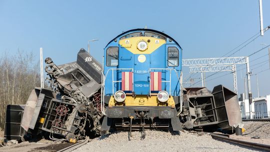 Wykolejony pociąg towarowy w Motyczu