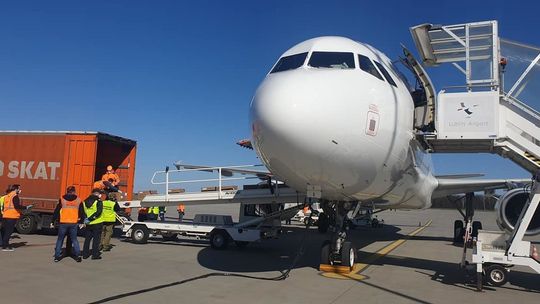 Transport maseczek na lubelskim lotnisku