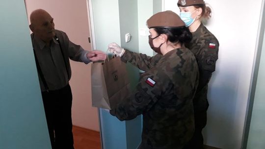 Terytorialsi dostarczają świąteczne paczki