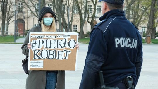 Protest przeciwko m. in. projektowi ustawy ograniczającej prawo do aborcji na pl. Litewskim