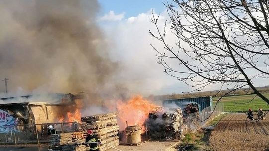Pożar hurtowni z artykułami chemicznymi w Rogalinie