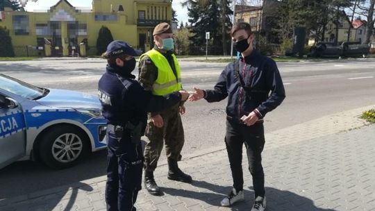 Policjanci rozdają maseczki ochronne w Lublinie i Zamościu