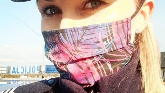 Policjantka bialskiej drogówki sierż. szt. Izabela Zazula szyje maseczki ochronne Policjantka bialskiej drogówki sierż. szt. Izabela Zazula szyje maseczki ochronne