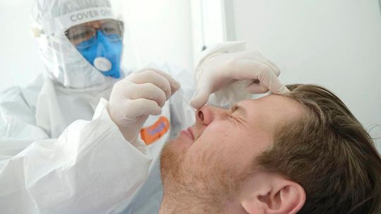 Badania personelu SPSK 4 na obecność wirusa SARS CoV-2. Mobilny Punkt Pobrań 