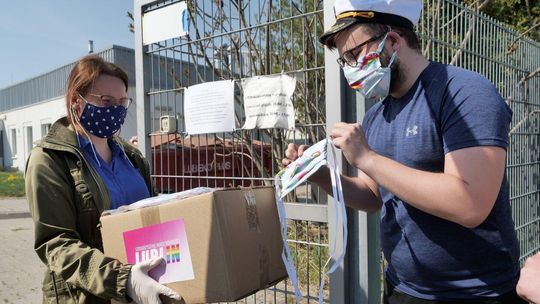 Akcja rozdawania maseczek przez Stowarzyszenie Marsz Równości w Lublinie Akcja rozdawania maseczek przez Stowarzyszenie Marsz Równości w Lublinie
