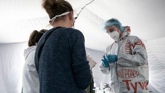 Medycy z polowej izby przyjęć (zdjęcia ilustracyjne)