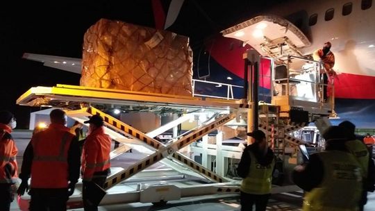 Maseczki z Chin przyleciały na lotnisko Lublin