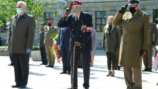 75 lat temu zakończyła się II WŚ. Składanie kwiatów pod pomnikiem Nieznanego Żołnierza 