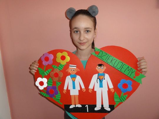 Natalia Wargocka ze swoją pracą 