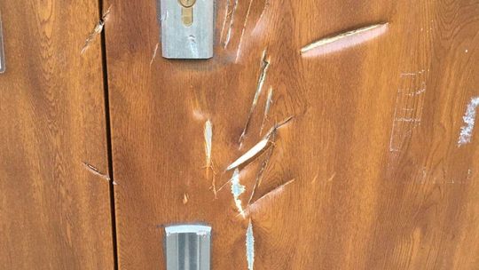 Porąbał siekierą drzwi do klubu sportowego w Chełmie