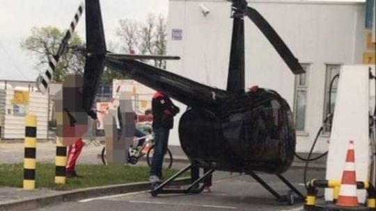 Helikopter wylądował na stacji paliw w Garwolinie