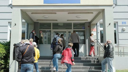  Kolejka przed kliniką okulistyczną w Lublinie