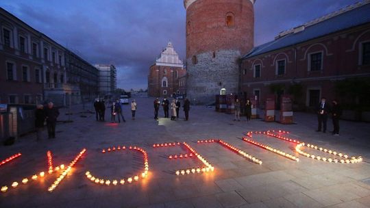 PILECKI - napis z biało-czerwonych zniczy na dziedzińcu Zamku Lubelskiego