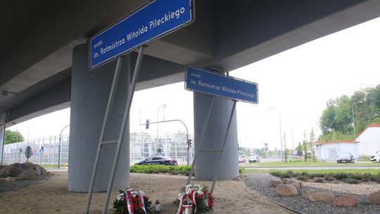 Rondzo im Rotmistrza Witolda Pileckiego - kwiaty i znicze w rocznicę śmierci 