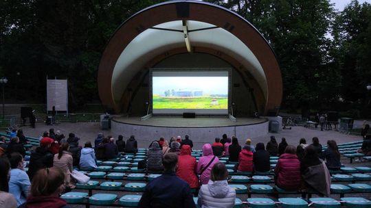 Seans filmowy w Muszli Ogrodu Saskiego: Biały, biały dzień