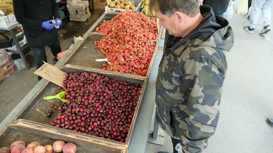 Ceny owoców na targu przy ul. Ruskiej w Lublinie