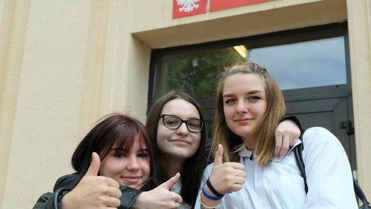 Uczniowie ze Szkoly Podstawowej nr 24 po egzaminie ośmioklasisty z języka polskiego Uczniowie ze Szkoly Podstawowej nr 24 po egzaminie ośmioklasisty z języka polskiego