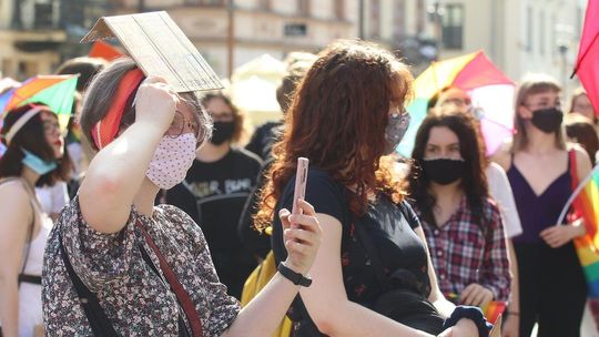 Manifestacja osób LGBT przed lubelskim ratuszem