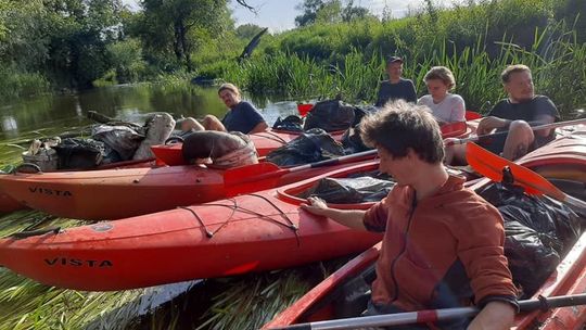 Kajakarze z Lublina sprzątają Bystrzycę
