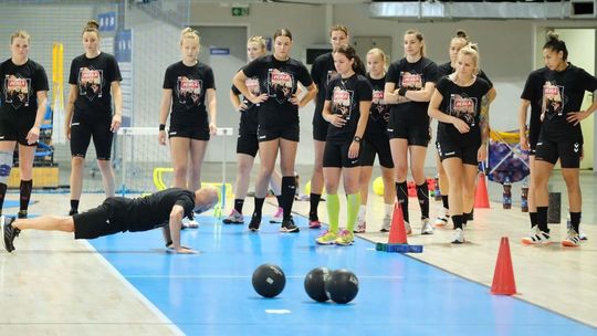 Trening piłkarek ręcznych MKS-u Perły Lublin w hali Globus