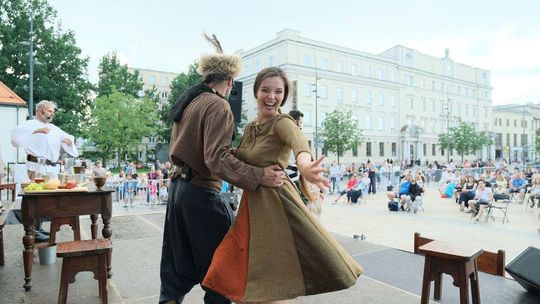 Legenda o Czarciej Łapie: spektakl Poławiaczy Pereł na pl. Litewskim Legenda o Czarciej Łapie: spektakl Poławiaczy Pereł na pl. Litewskim