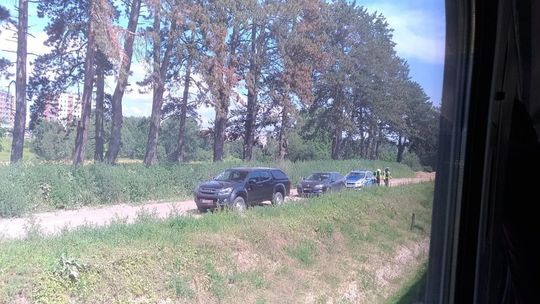 Pasażerowie opuszczają pociąg po tym jak na torach doszło do śmietelnego wypadku Pasażerowie opuszczają pociąg po tym jak na torach doszło do śmietelnego wypadku