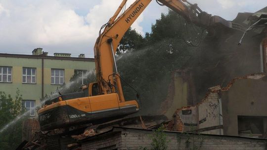 Wyburzanie pustostanu przy Al. Racławickich