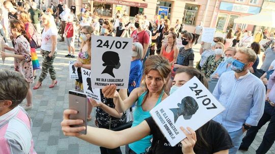 Protest kobiet przeciwko wypowiedzeniu przez Polskę Konwencji Antyprzemocowej