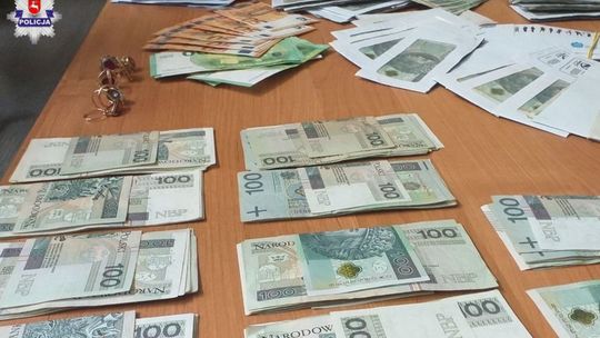 Pieniądze odzyskane przez policjantów w ramach działań przeciwko oszustom