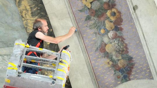 Konserwatorzy czyszczą freski w lubelskiej archikatedrze