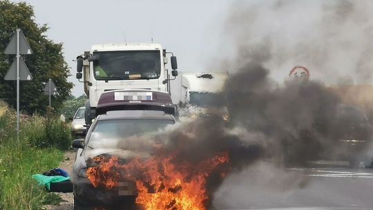 Pożar auta w miejscowości Łubki (pow. lubelski)