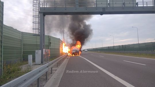 Płonące BMW na drodze S12 Płonące BMW na drodze S12